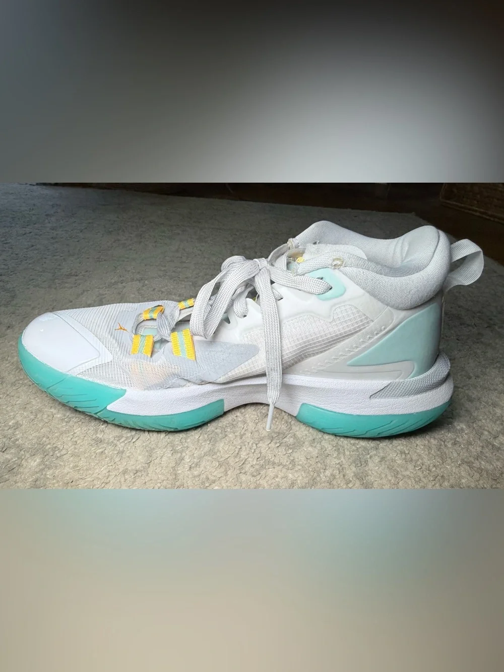 Nike Air mJordan’s Zion 1 White Dynamic Turquoise Basketball Shoes Mens size 8.5